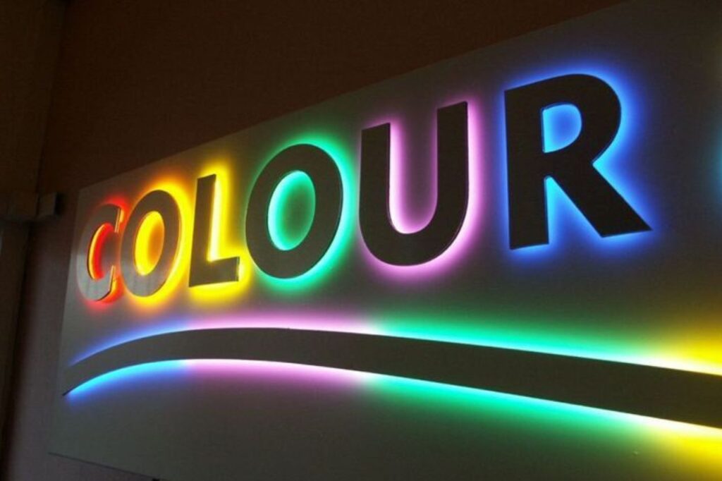 Letras corpóreas y luminosos en Madrid sobre Colour
