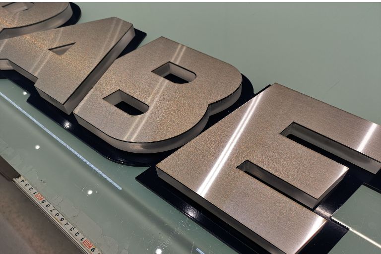 Rotulos letras corporeas, elaborado en acero inoxidable.