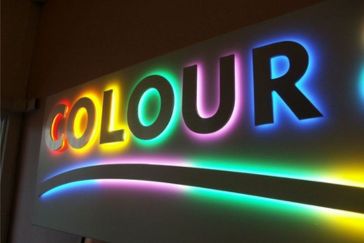 Letras corpóreas y luminosos en Madrid sobre Colour