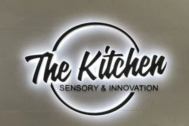 Rotulos luminosos para la empresa The Kitchen