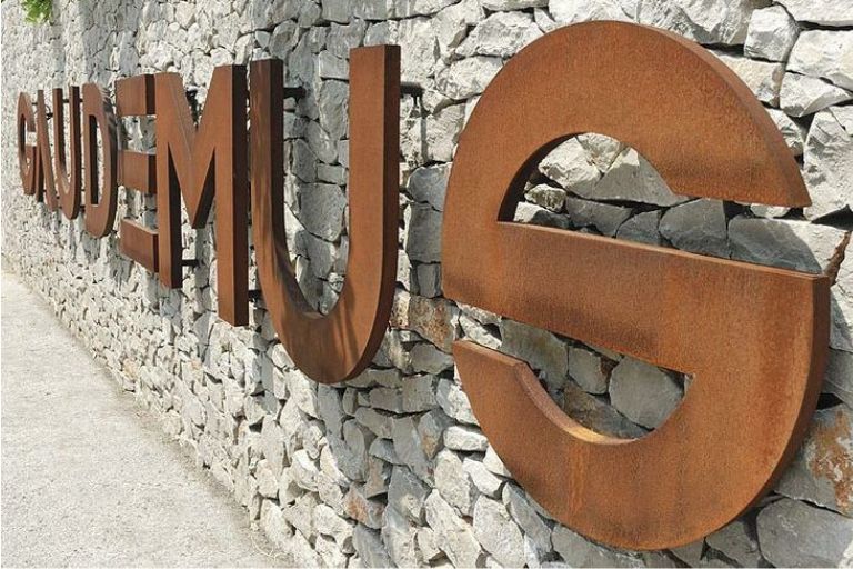 Letras corpóreas con aspecto envejecido con material de acero corten