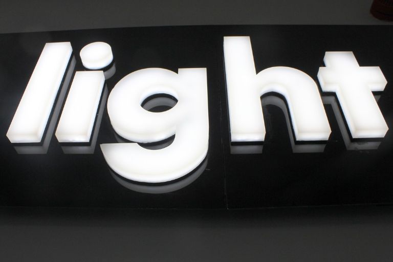 Trabajo personalizado de rótulo para light en corpóreas de metacrilato