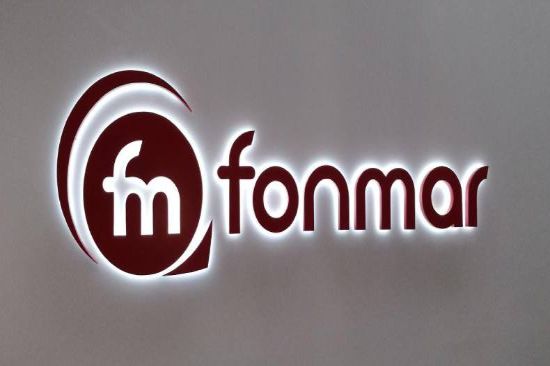 letras corpóreas iluminadas frontalmente